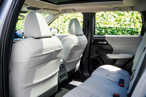 2022 Mitsubishi Outlander - Thumbnail