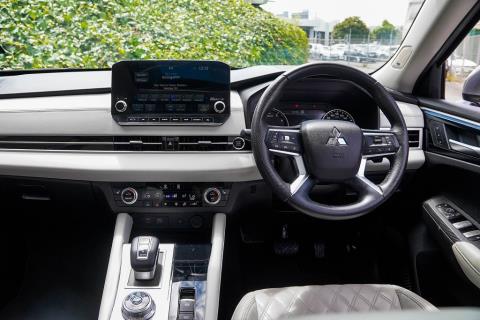 2022 Mitsubishi Outlander - Thumbnail