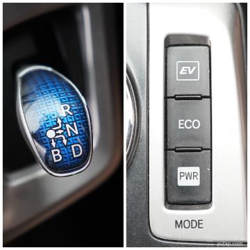 2016 Toyota Prius Alpha Hybrid - Thumbnail