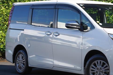 2016 toyota Noah / Esquire / Voxy - Thumbnail