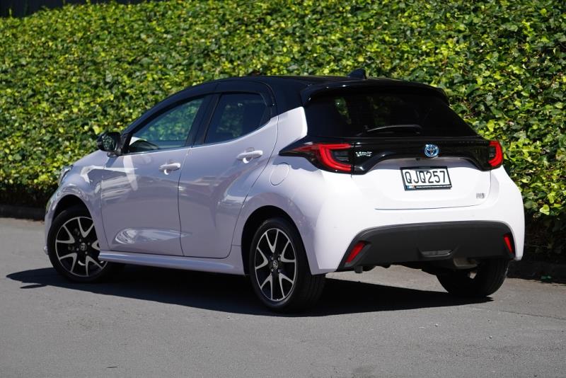 2022 Toyota Yaris Hybrid / Vitz