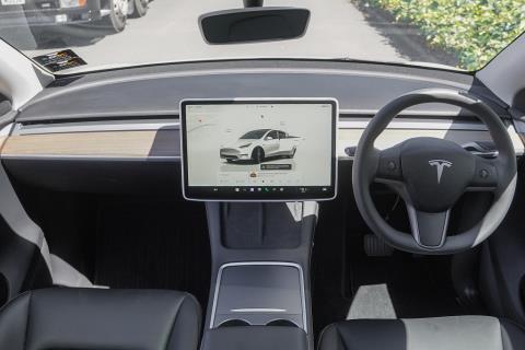 2024 Tesla Model Y RWD 60kWh - Thumbnail