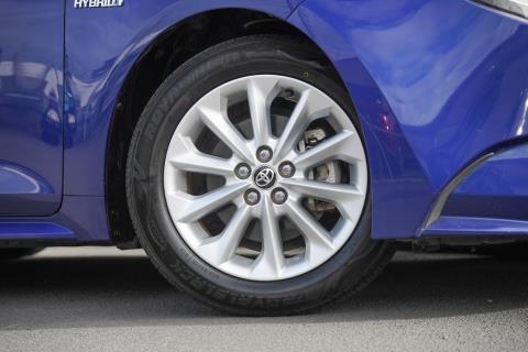 2019 Toyota Corolla Touring Hybrid - Thumbnail