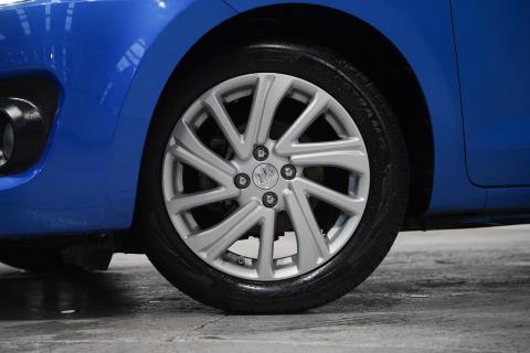 2024 Suzuki Swift GLX Hybrid - Thumbnail