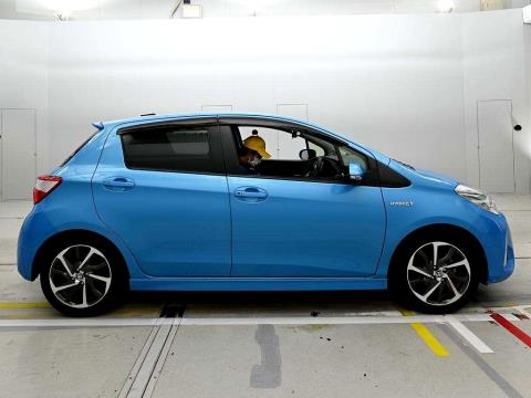 2017 Toyota Vitz Hybrid - Thumbnail