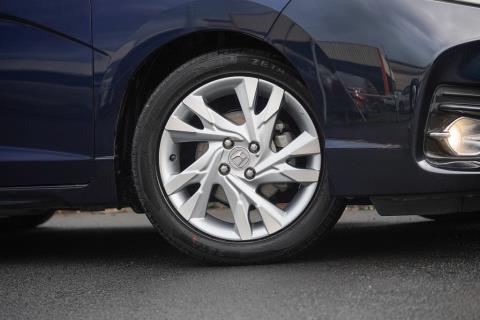 2015 Honda Shuttle Z Hybrid - Thumbnail