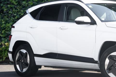 2023 Hyundai Kona Voyage 64kWh - Thumbnail