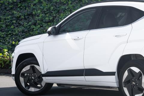 2023 Hyundai Kona Voyage 64kWh - Thumbnail