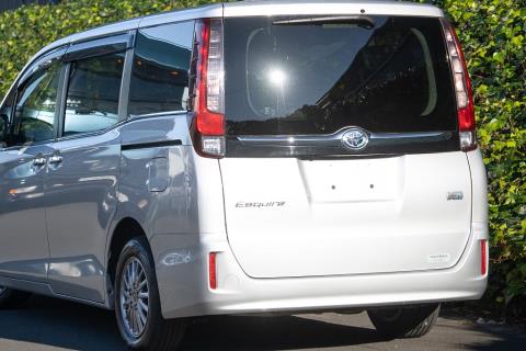 2015 Toyota Noah / Esquire / Voxy - Thumbnail