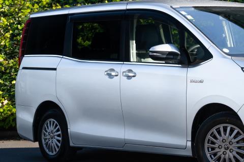 2015 Toyota Noah / Esquire / Voxy - Thumbnail