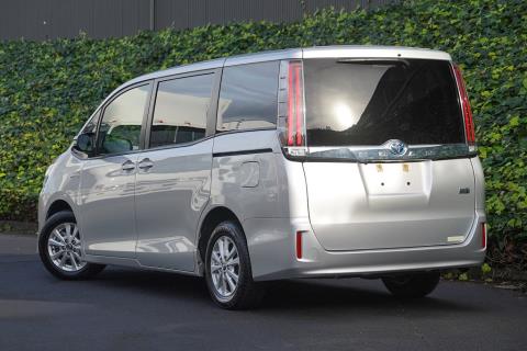 2018 Toyota Noah G / Voxy / Esquire - Thumbnail