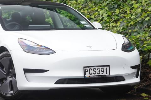 2022 Tesla Model 3 SR+ - Thumbnail