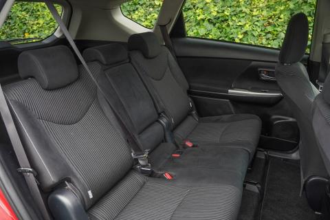 2014 Toyota Prius Alpha S Touring - Thumbnail