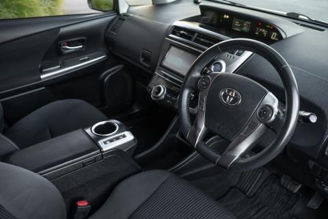 2015 Toyota Prius Alpha S Touring - Thumbnail