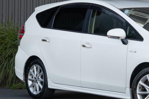 2015 Toyota Prius Alpha S Touring - Thumbnail