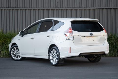 2015 Toyota Prius Alpha S Touring - Thumbnail