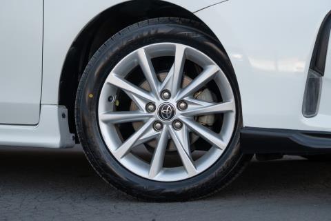 2015 Toyota Prius Alpha S Touring - Thumbnail