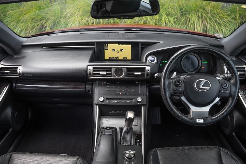 2016 Lexus IS 300h F Sport