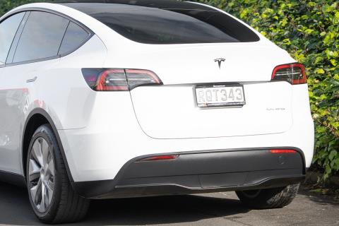 2023 Tesla Model Y Long Range - Thumbnail