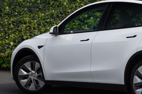 2023 Tesla Model Y Long Range - Thumbnail