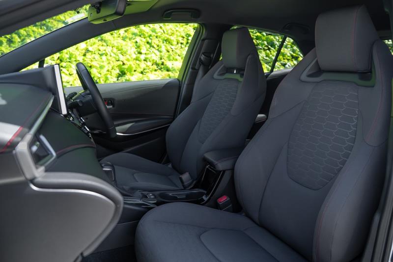 2018 Toyota Corolla Hybrid /  Auris