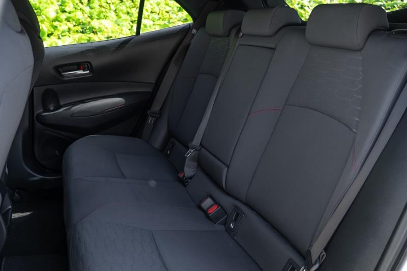 2018 Toyota Corolla Hybrid /  Auris