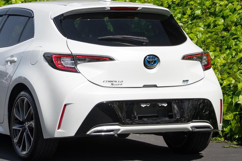 2018 Toyota Corolla Hybrid /  Auris