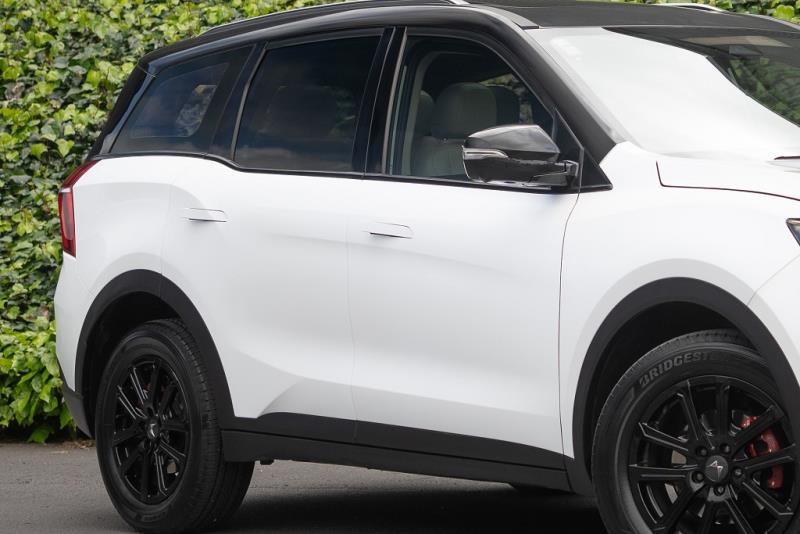 2024 Mahindra XUV700 AX7L Black Edition