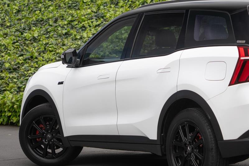 2024 Mahindra XUV700 AX7L Black Edition