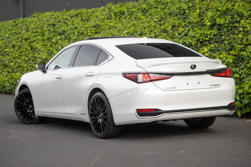 2019 Lexus ES 300h Hybrid